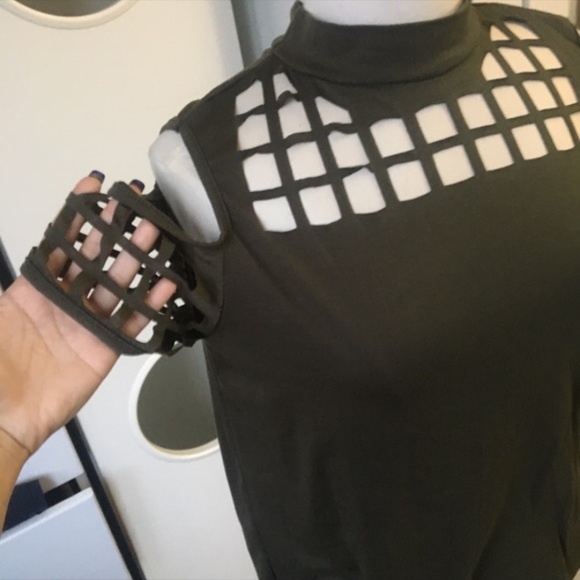 Sexy cage out cut top size small - Picture 5 of 7